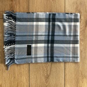100% Cashmere Plaid Blue Scarf in Blue and Gray